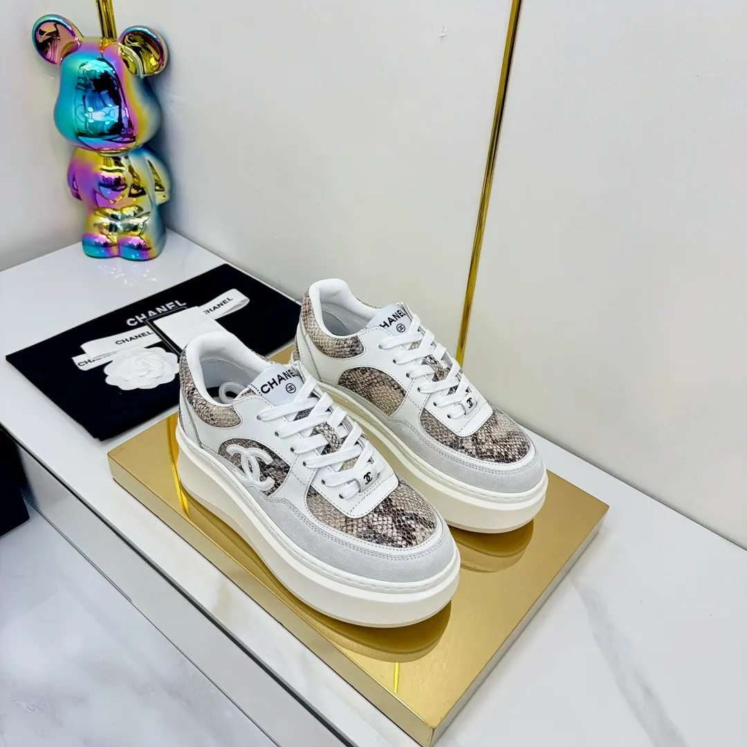 👟👟Ex-factory price 680👟👟 Upgraded version, upgraded version, upgraded version! No rebuttal accepted! ! ! ! Chanel Chanel panda shoes! 2025 counter's top casual sports shoes. This classic design; the upper is electro-embroidered with a variety of techniques; the outsole is fashionable and sporty; the unusual inclusion of a variety of color matching elements... The diversified mix and match is very good-looking and versatile, and can be used for leisure, fashion, sports, and outdoor... ꫛꫀꪝ Go➫ Materials: ❶Upper made of: original imported first-layer silk cowhide + original waterproof cloth + original first-layer cowhide ❷Inner lining: Original Yangli+Net ❸Outsole based on: Original TPU combination outsole Counter boutique packaging complete set for women 35–41 👉 👉 👉 👉 👉 👉 👉
